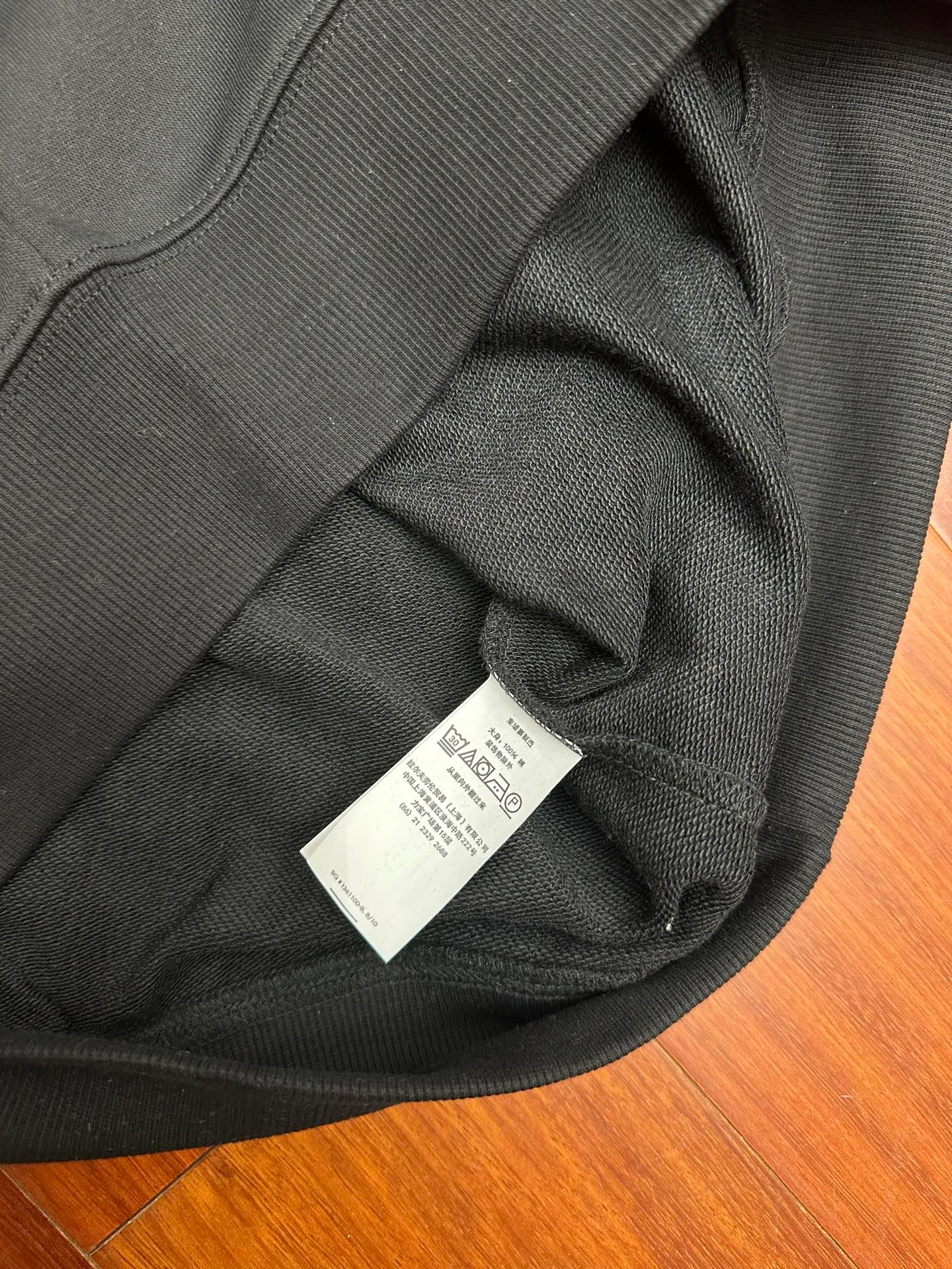 P240 Ralph Lauren/Ralph Lauren classic pony logo jersey long-sleeved sweatshirt. Loose and lazy casual style design. The solid color base is simple and versatile, making it easy to control various styles. ‌The coat fabric is made of 60% cotton➕40% polyester, which not only retains the softness, comfort and breathability of cotton, but also adds the wear resistance and wrinkle resistance of polyester fiber, making the clothes more durable and easy to care for. Even in slightly cooler weather, you won't feel stuffy when wearing it. This kind of fabric has a natural crisp feel and is not easy to pill or deform. The large logo embroidery on the chest is full of color, full of three-dimensionality and lifelike. Designed in the same style for men and women, it is suitable for couples or family wear. It is both practical and beautiful. It is an indispensable and practical item in the wardrobe! Ralph Lauren's age-reducing items add a bit of liveliness and interest to the entire sweatshirt. There is no pressure to dress, regardless of age or gender. Complete accessories!  Color: Black Size: S-xL